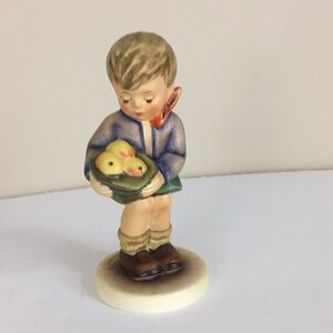 Vintage Hummel Goebel “Gift From a Friend” #485 Exclusive Club Edition TMK-7